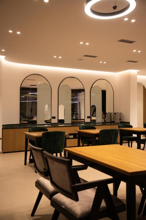 Colosseum Hotel Ksamil Buitenkant foto