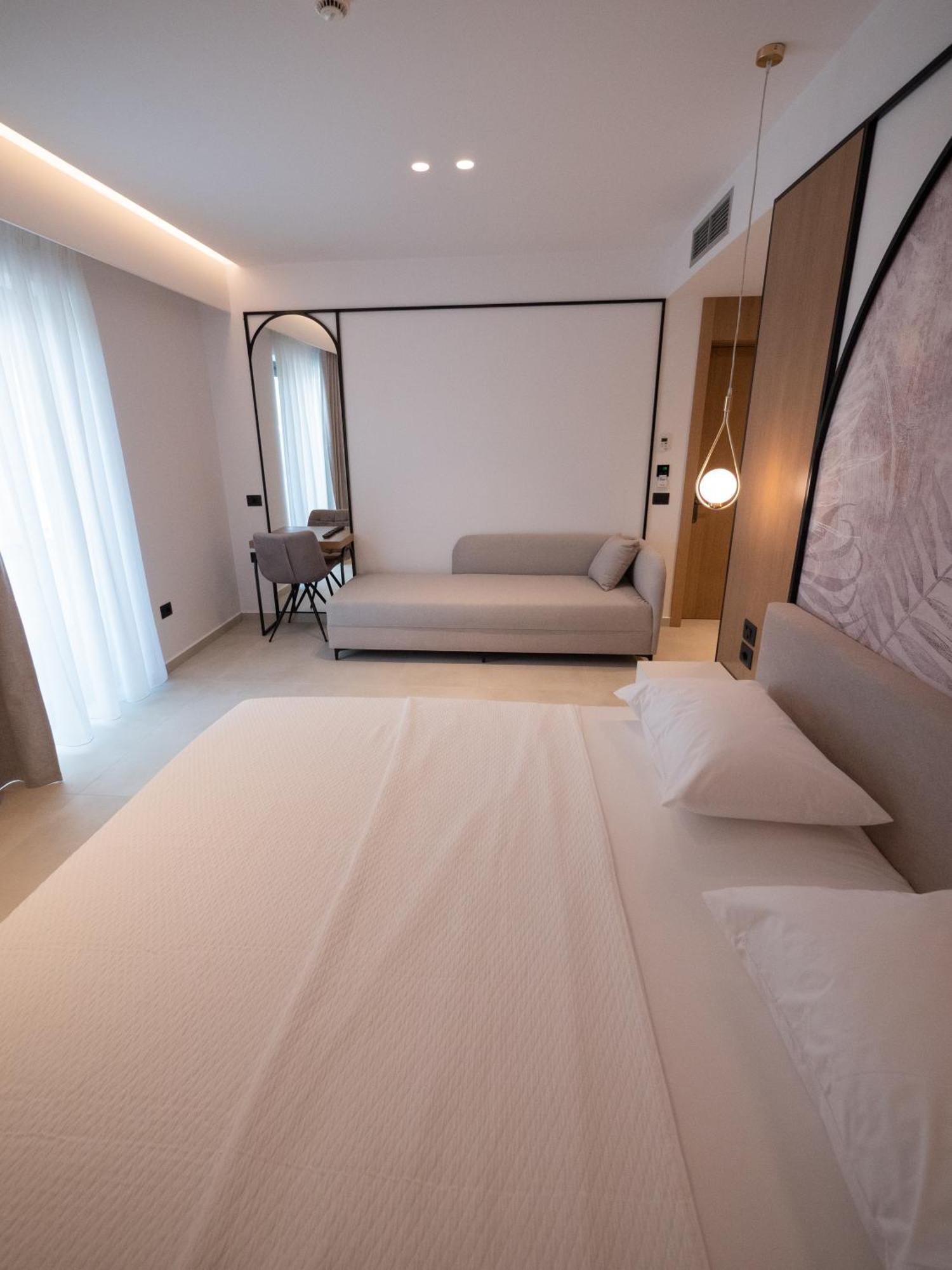 Colosseum Hotel Ksamil Buitenkant foto