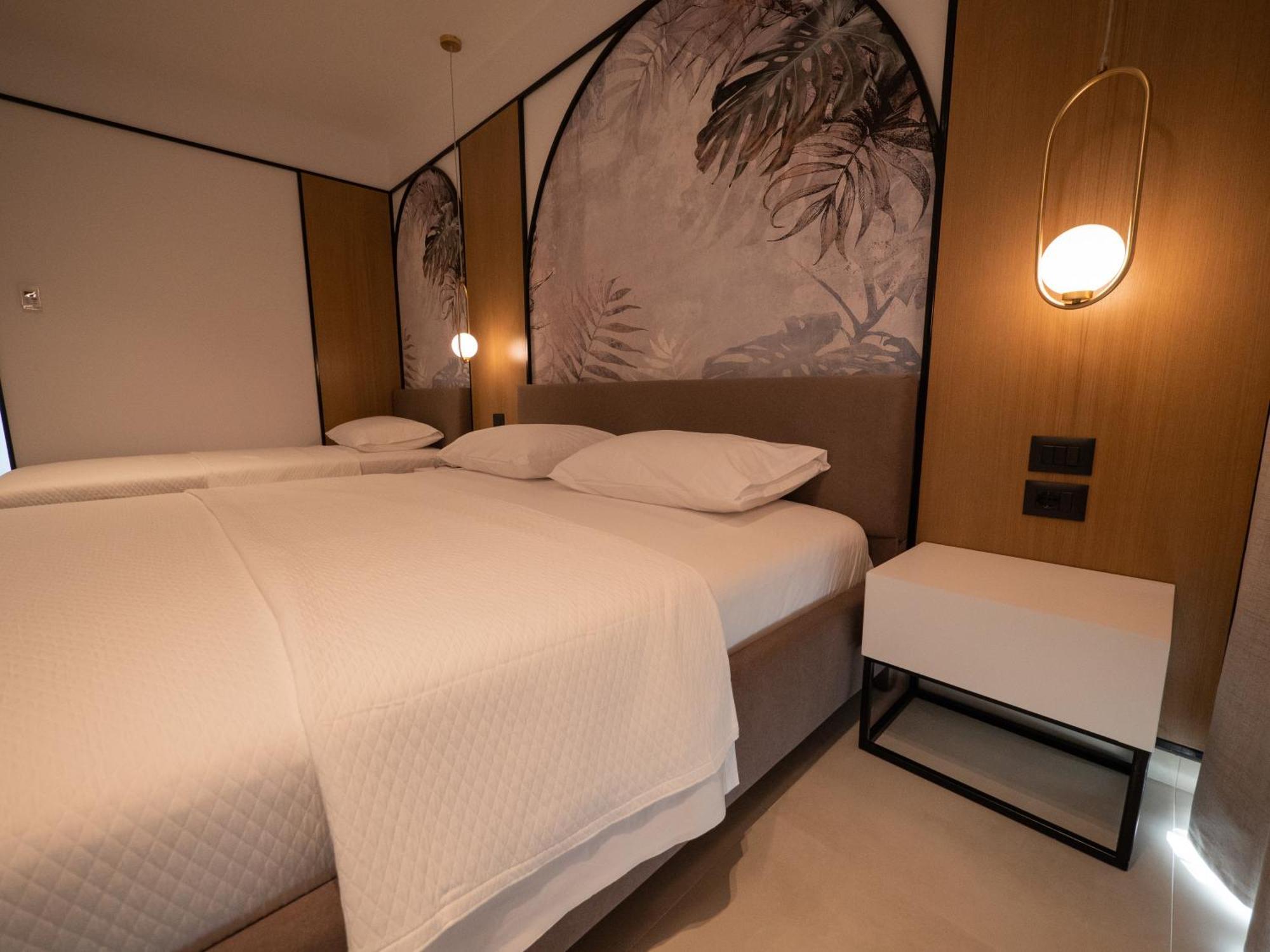 Colosseum Hotel Ksamil Buitenkant foto