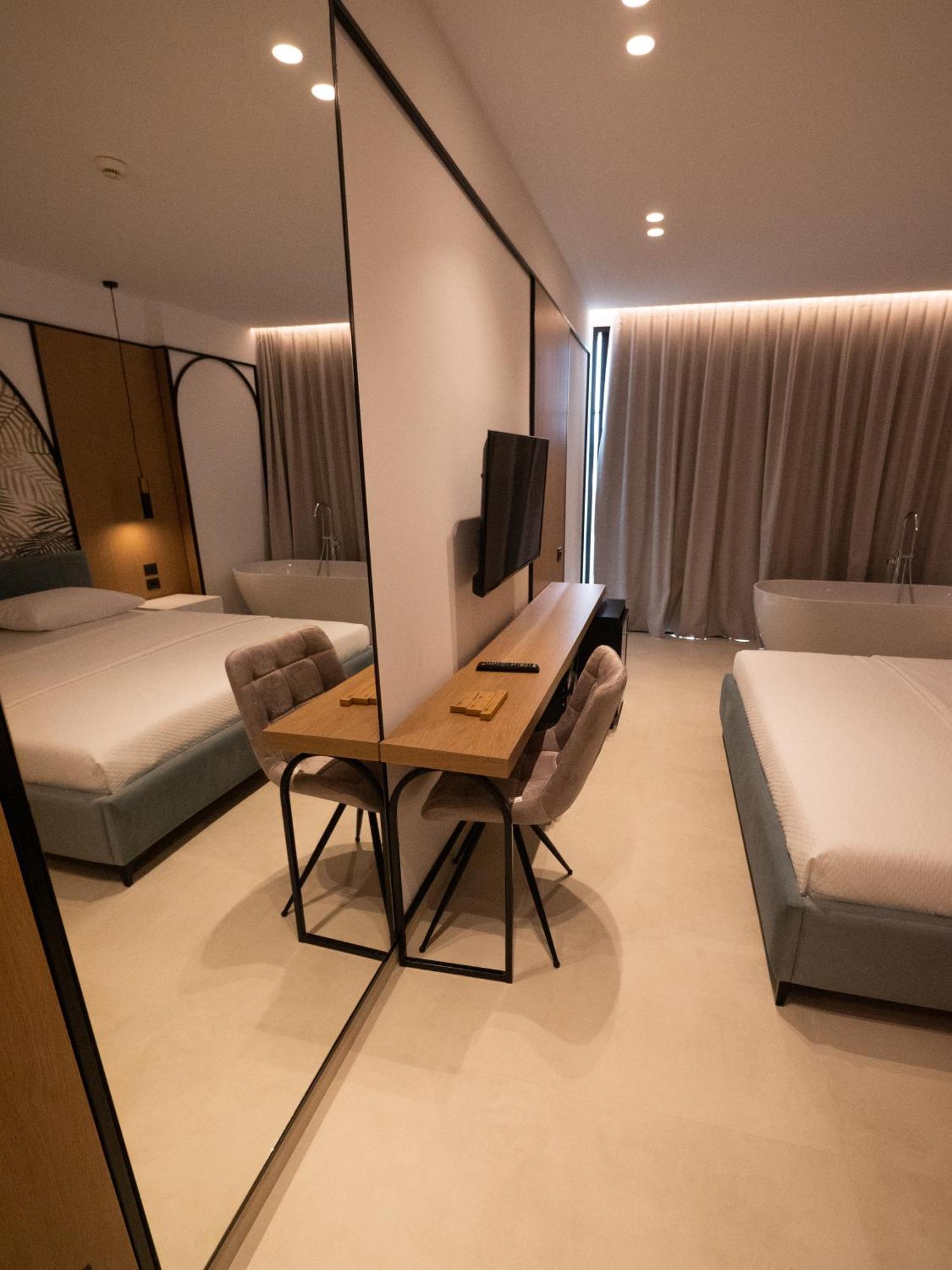 Colosseum Hotel Ksamil Buitenkant foto